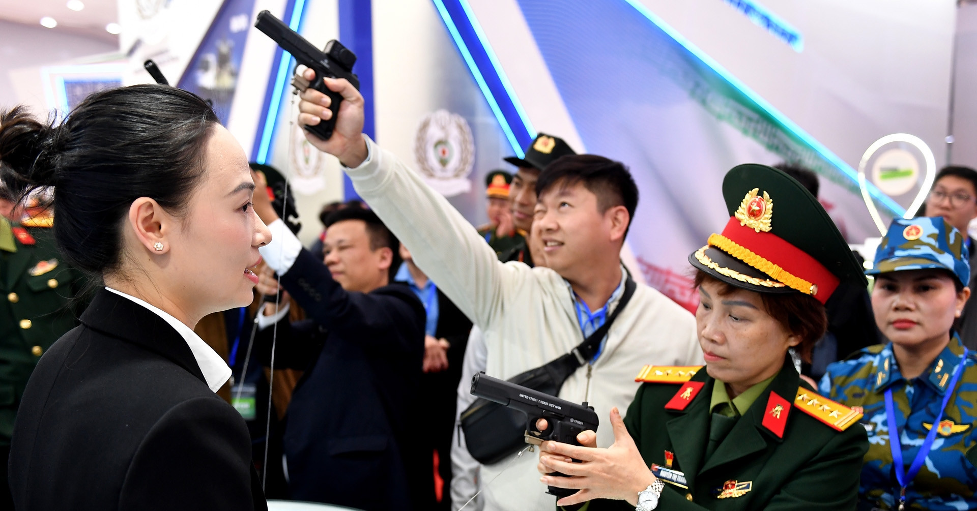 Visitors experience electronic shooting & firearm handling at defense exhibition