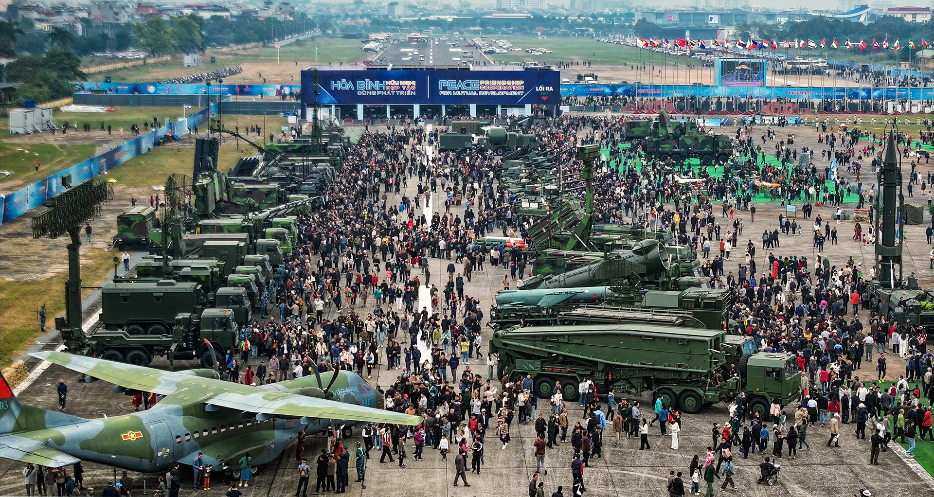 Thousands of visitors explore advanced weapons at Vietnam Defense Exhibition