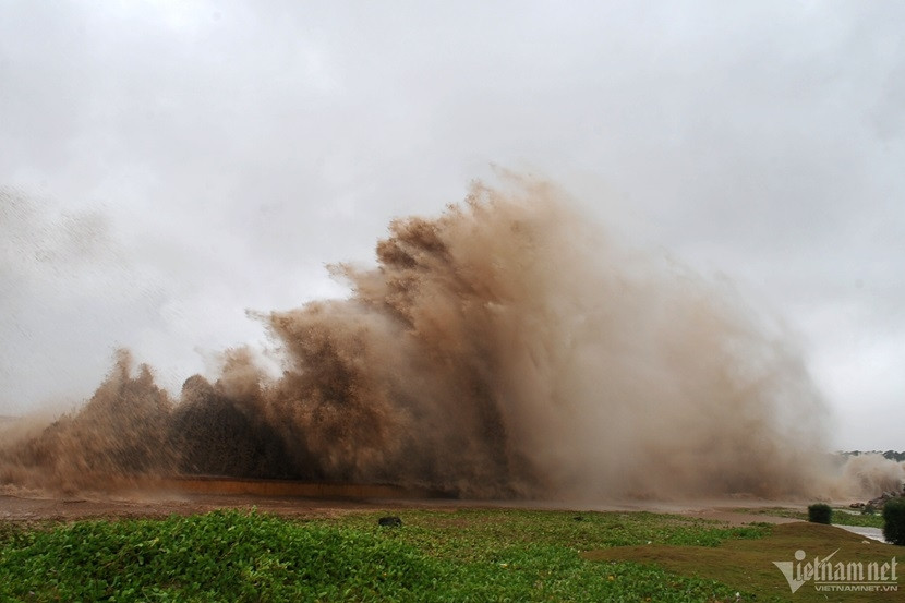 Tropical depression triggers heavy rains across central, southern VN