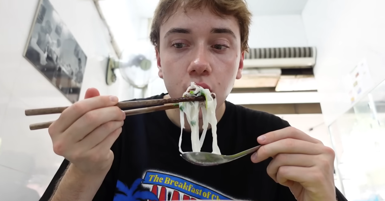 American YouTuber dives into Hanoi’s culinary treasures