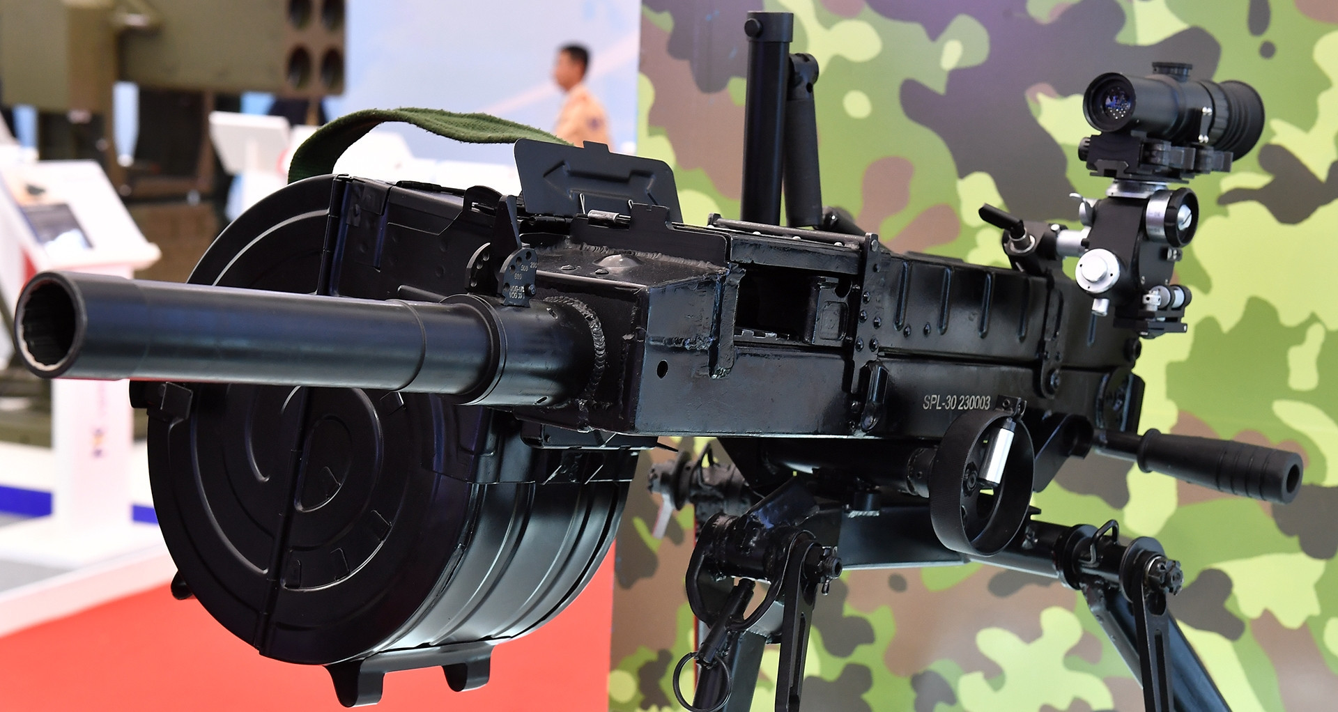 Cutting-edge Vietnamese-made weapons impress at international defense exhibition