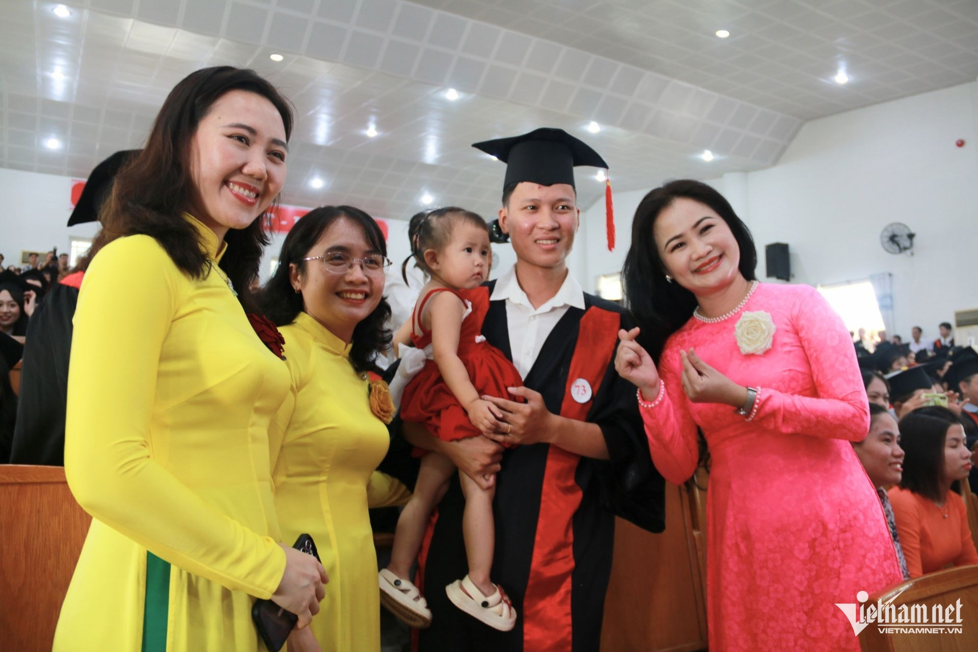 Father brings daughter to his junior-college graduation ceremony