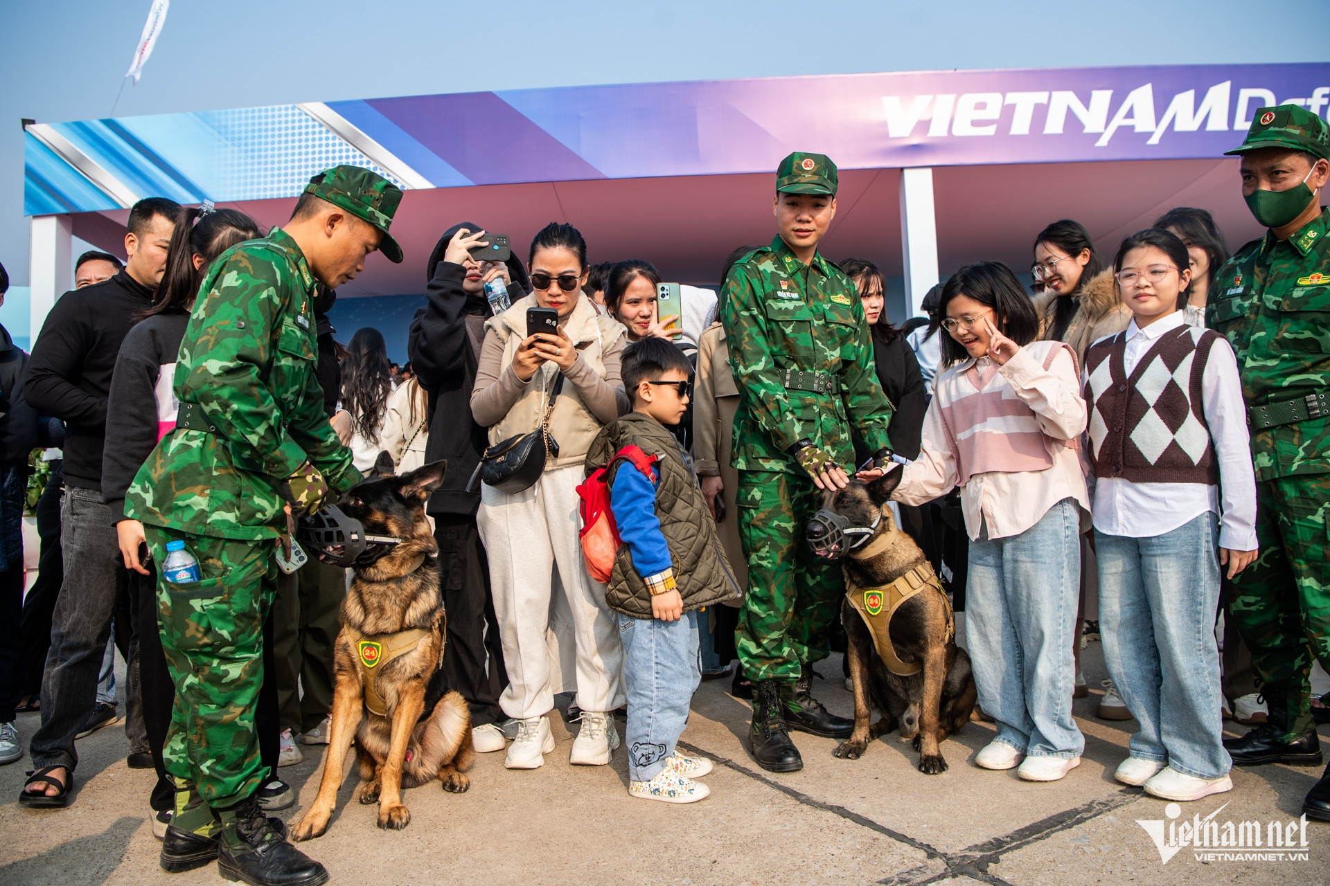 W-cho nghiep vu trien lam quoc phong 2.jpg