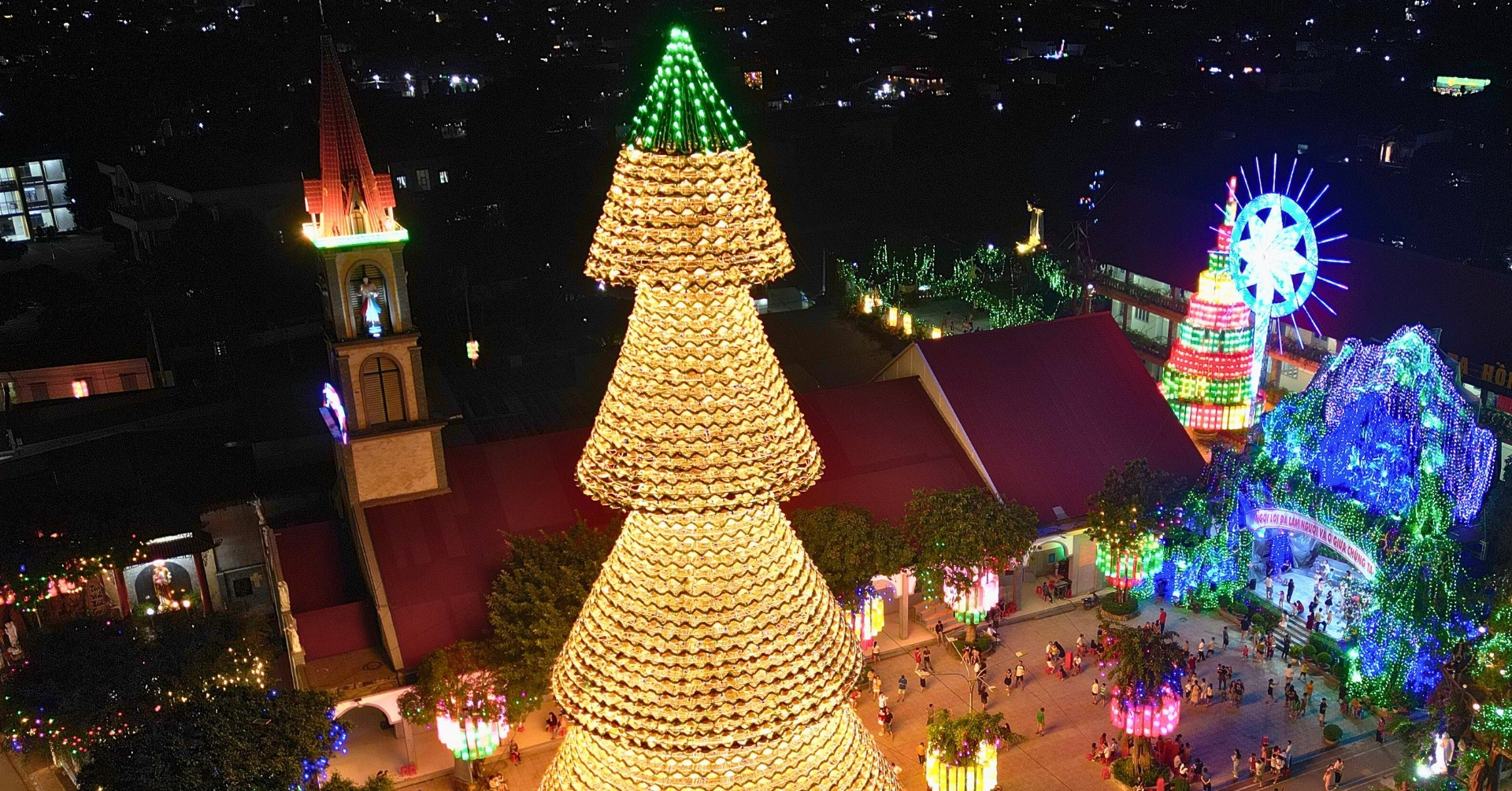 Unique Christmas tree of 3,800 conical hats dazzles visitors in Dong Nai