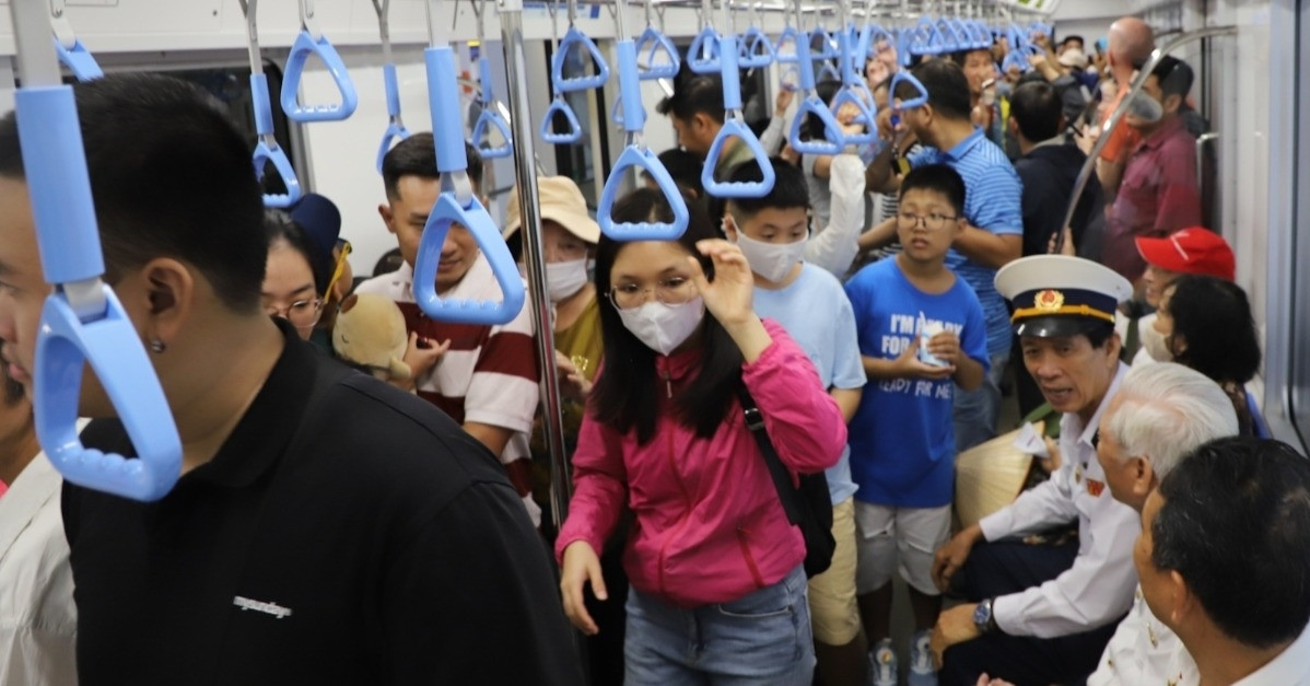 Over 50,000 passengers ride HCMC’s Metro Line 1 within hours of launch