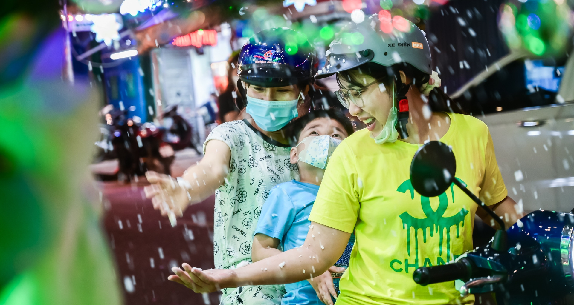 Christmas cheer spreads in Ho Chi Minh City with 'snow' at churches