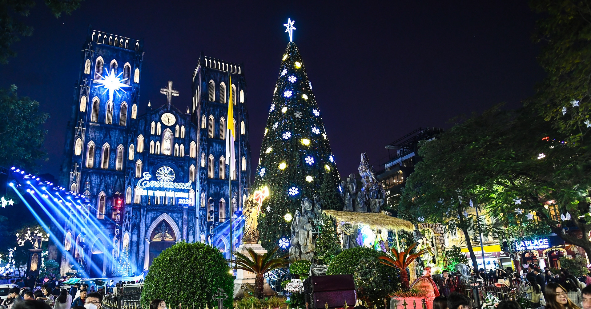 Hanoi churches shine brightly in Christmas festivities