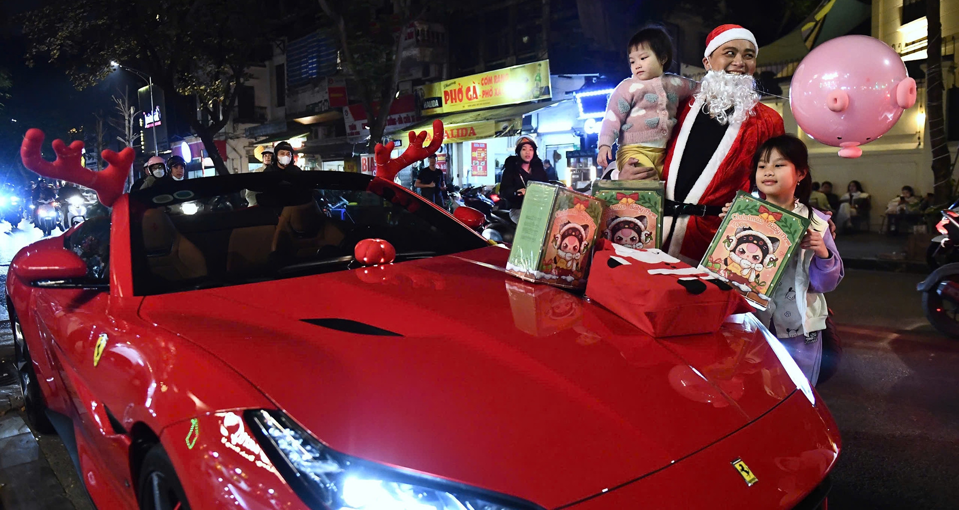 Christmas spirit shines in Hanoi and Ho Chi Minh City with lively celebrations