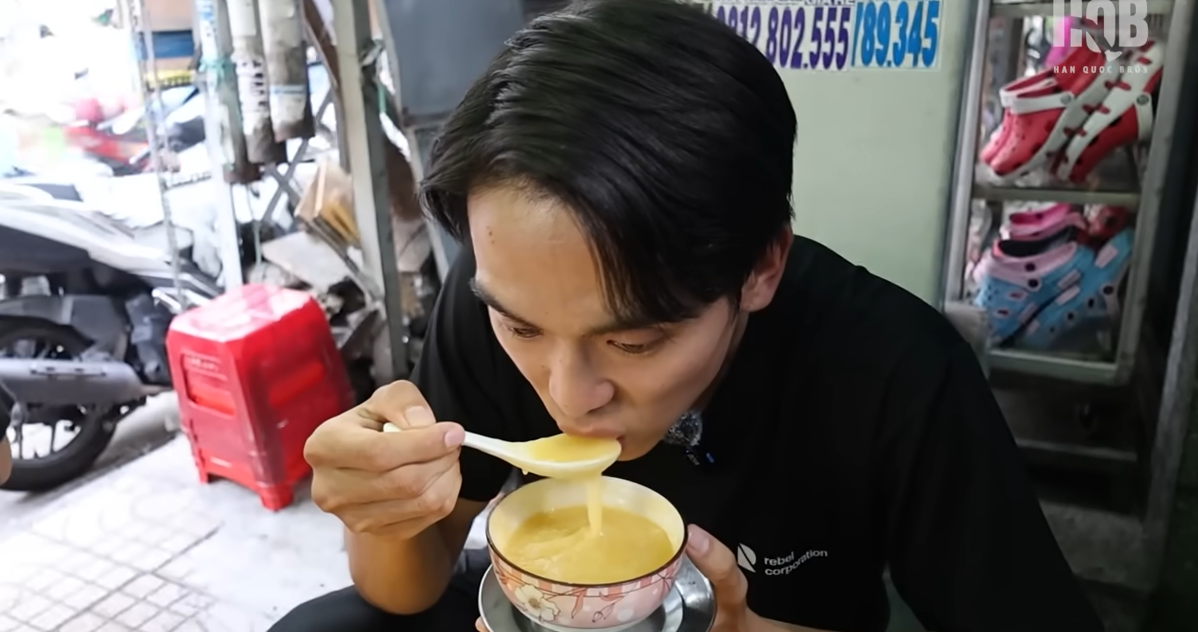 Korean YouTuber explores 80-year-old dessert stall in Ho Chi Minh City