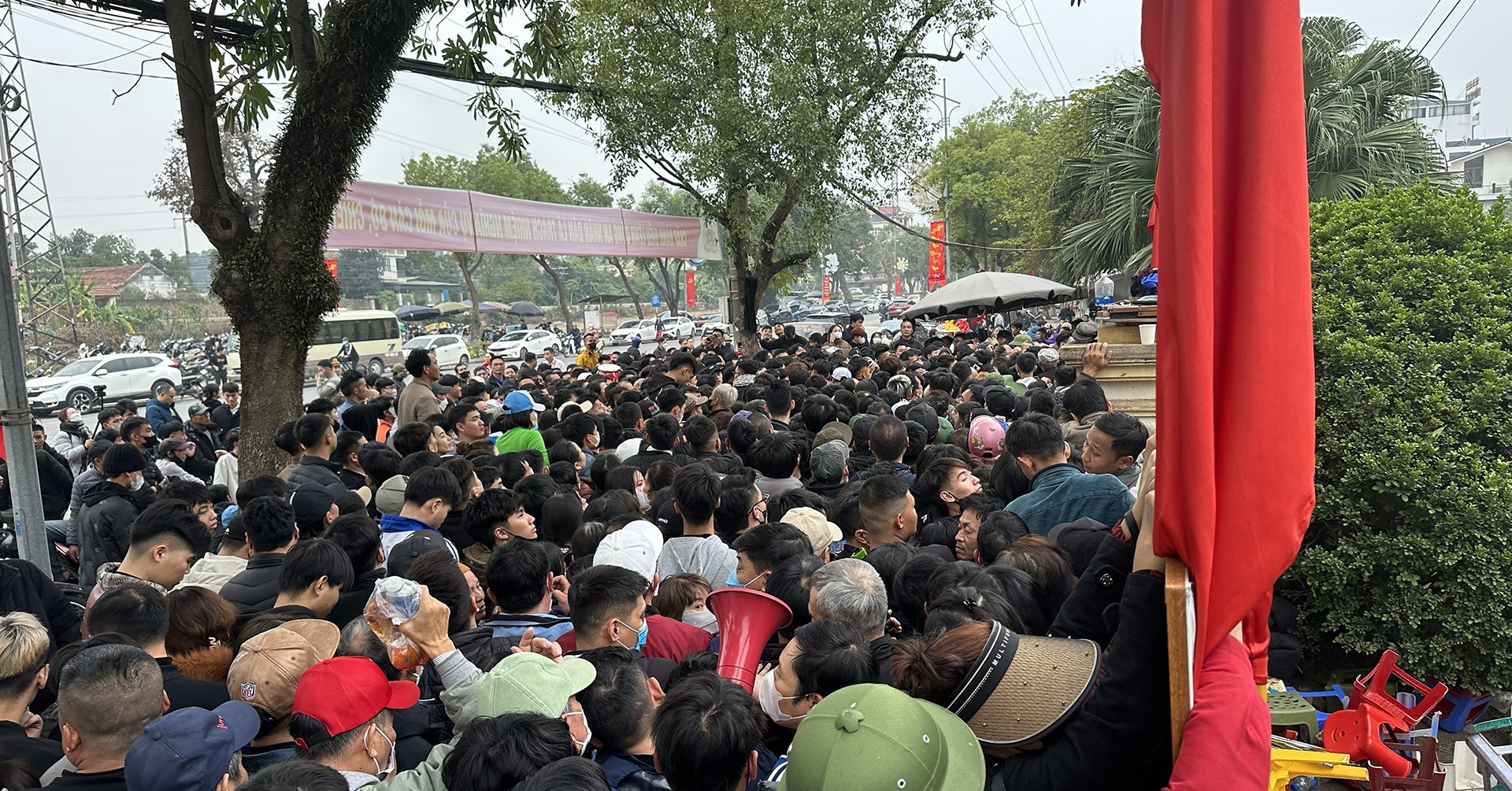 Fans camp overnight as tickets for Vietnam vs. Singapore sell out in three hours