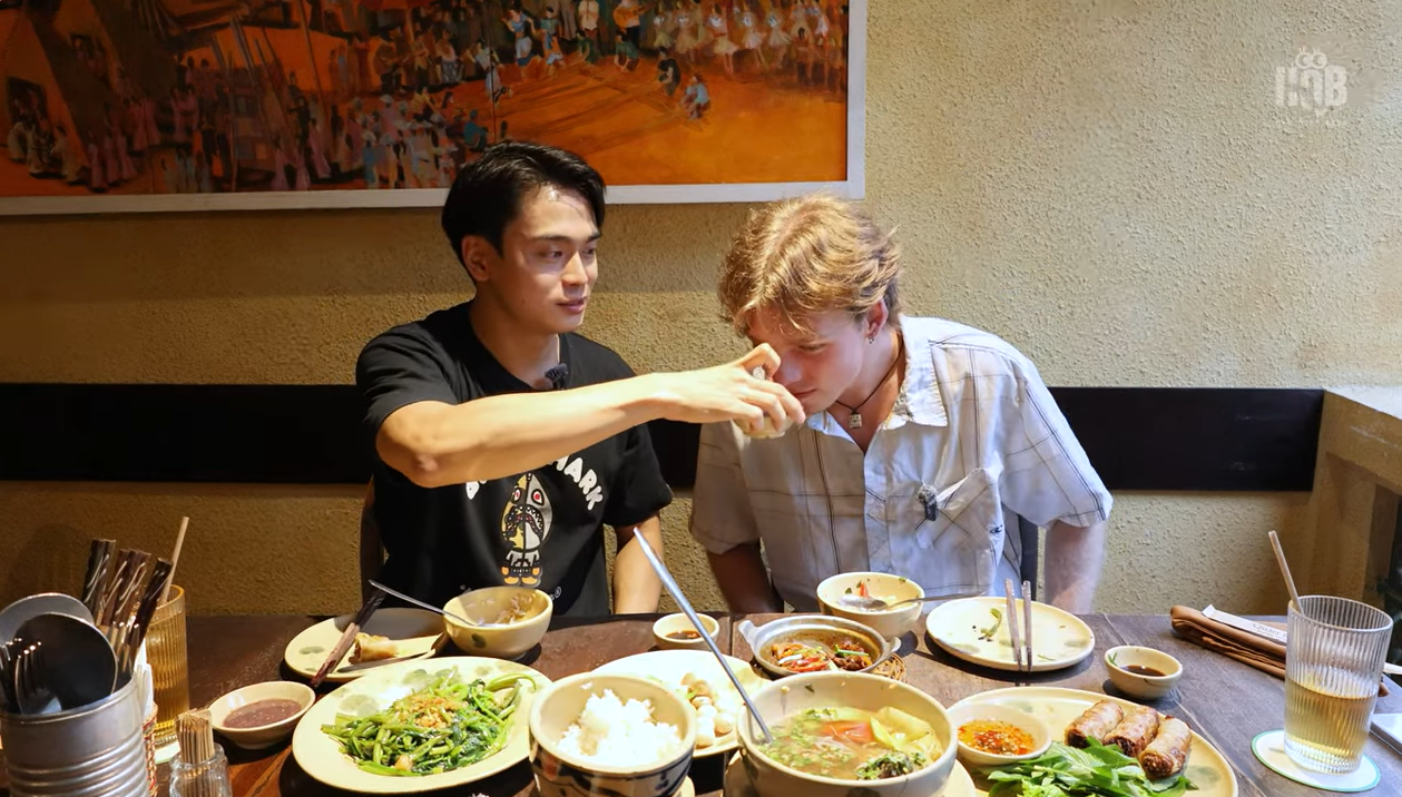 khach tay an ca phao mam tom Viet Nam 1.gif.png