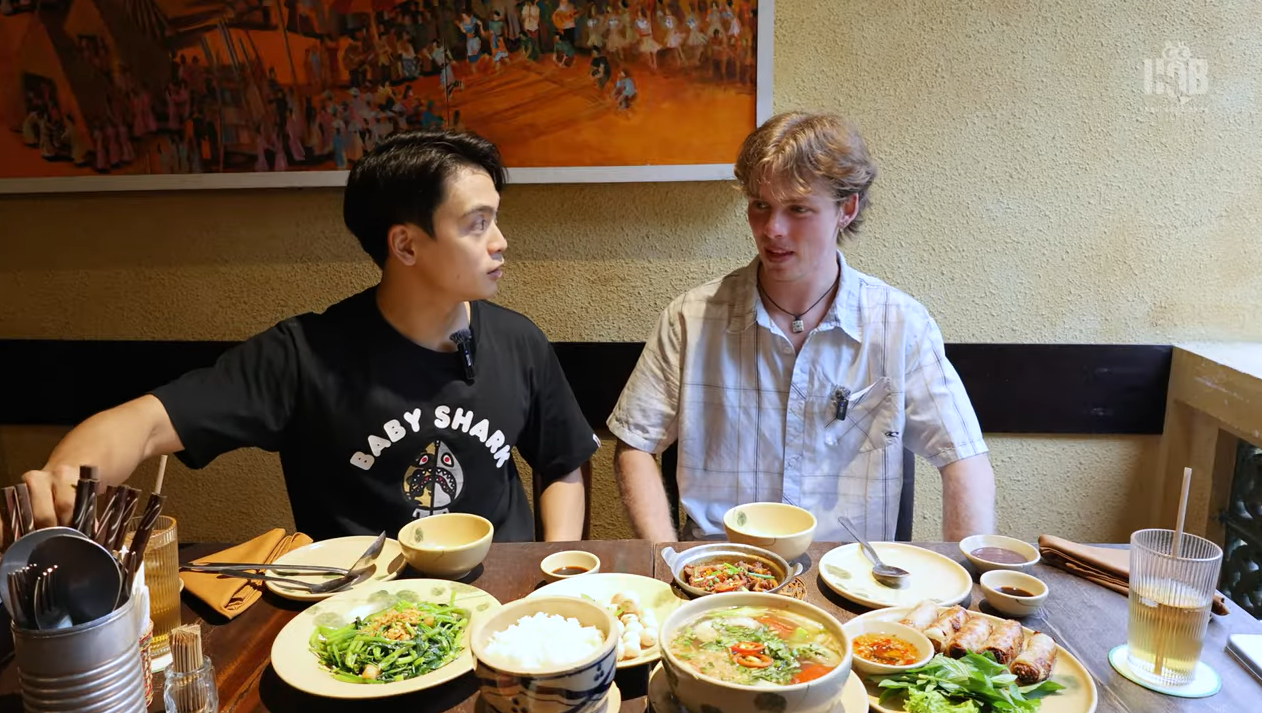 khach tay an ca phao mam tom.png