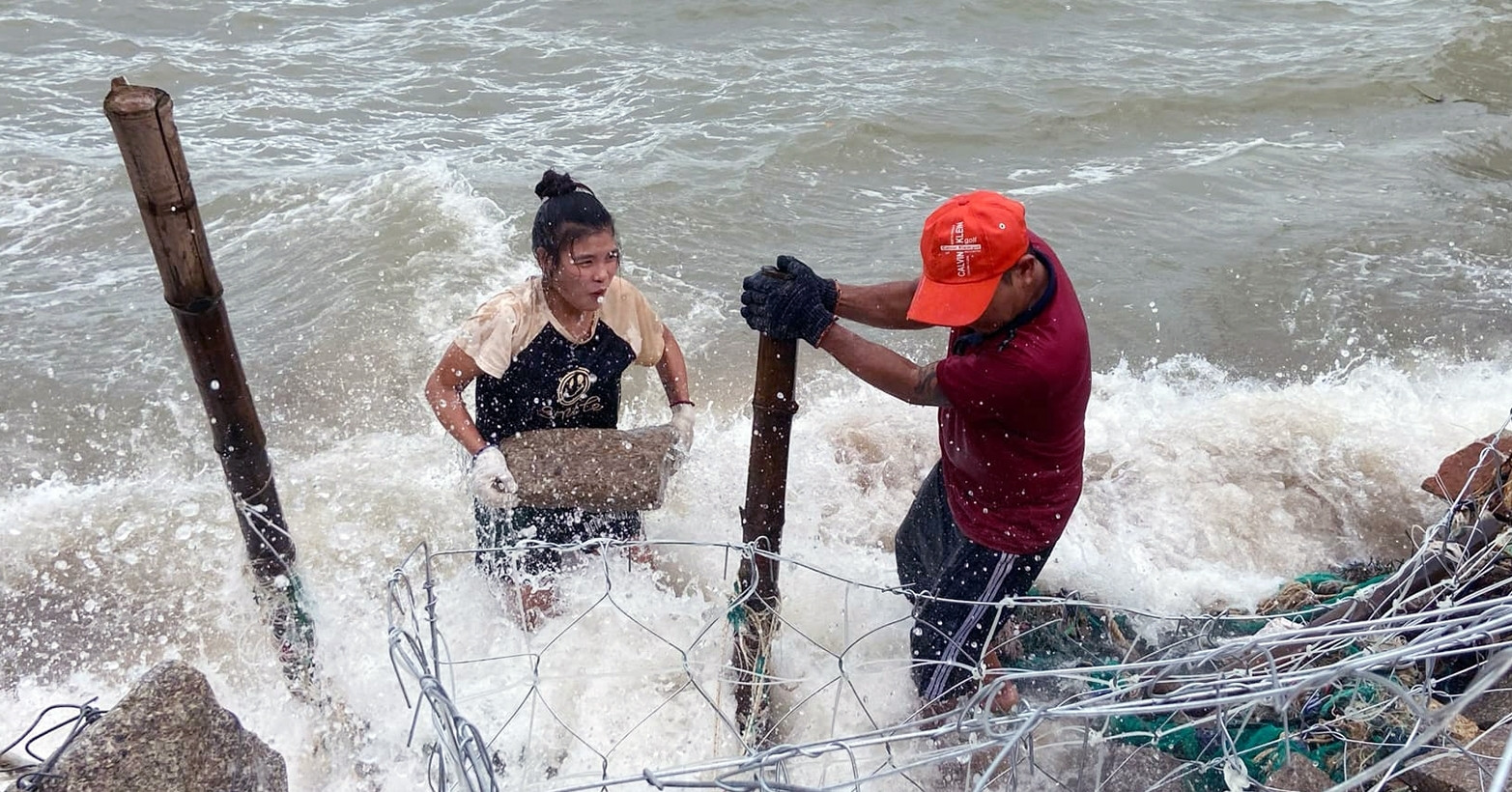 Nha Trang community battles waves as erosion worsens