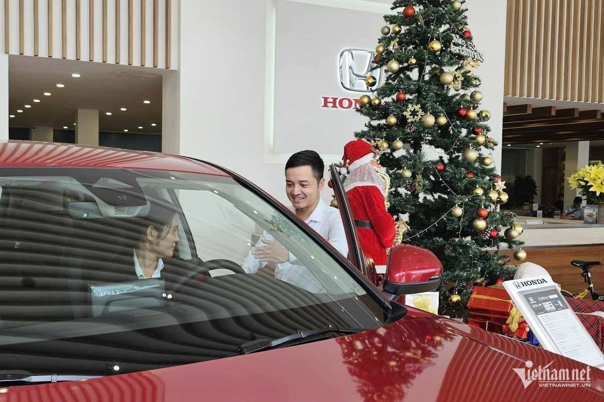 Year-end car market warms up as dealers offer big discounts