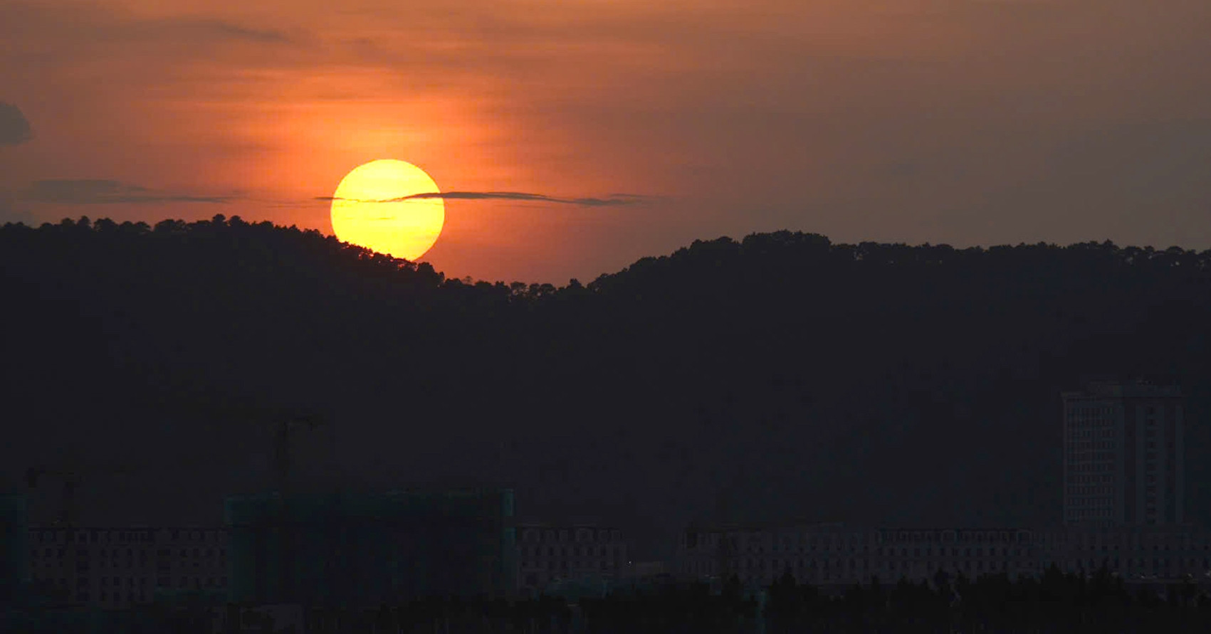 Ha Long Bay's stunning sunset draws visitors and cameras alike