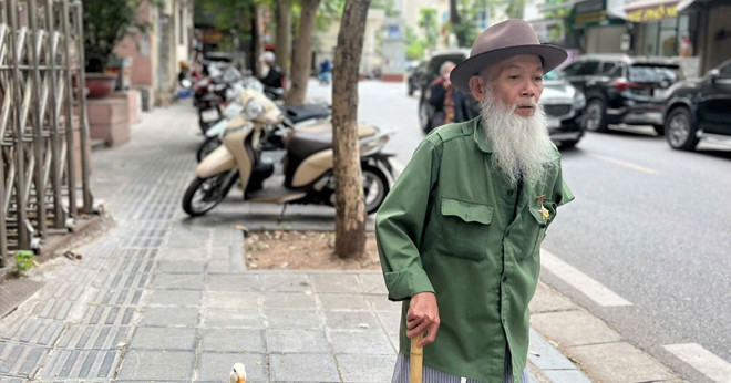 Hanoi man’s daily stroll with pet duck melts hearts