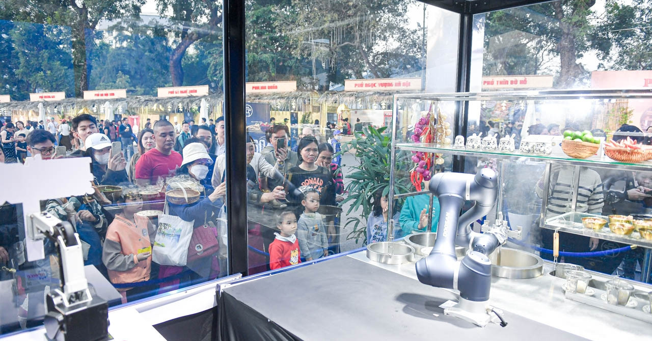 Hanoi’s pho-cooking robot draws crowds at Culinary Festival