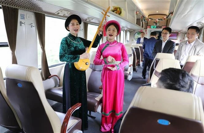 Hanoi - Thai Nguyen tourism train starts trial run