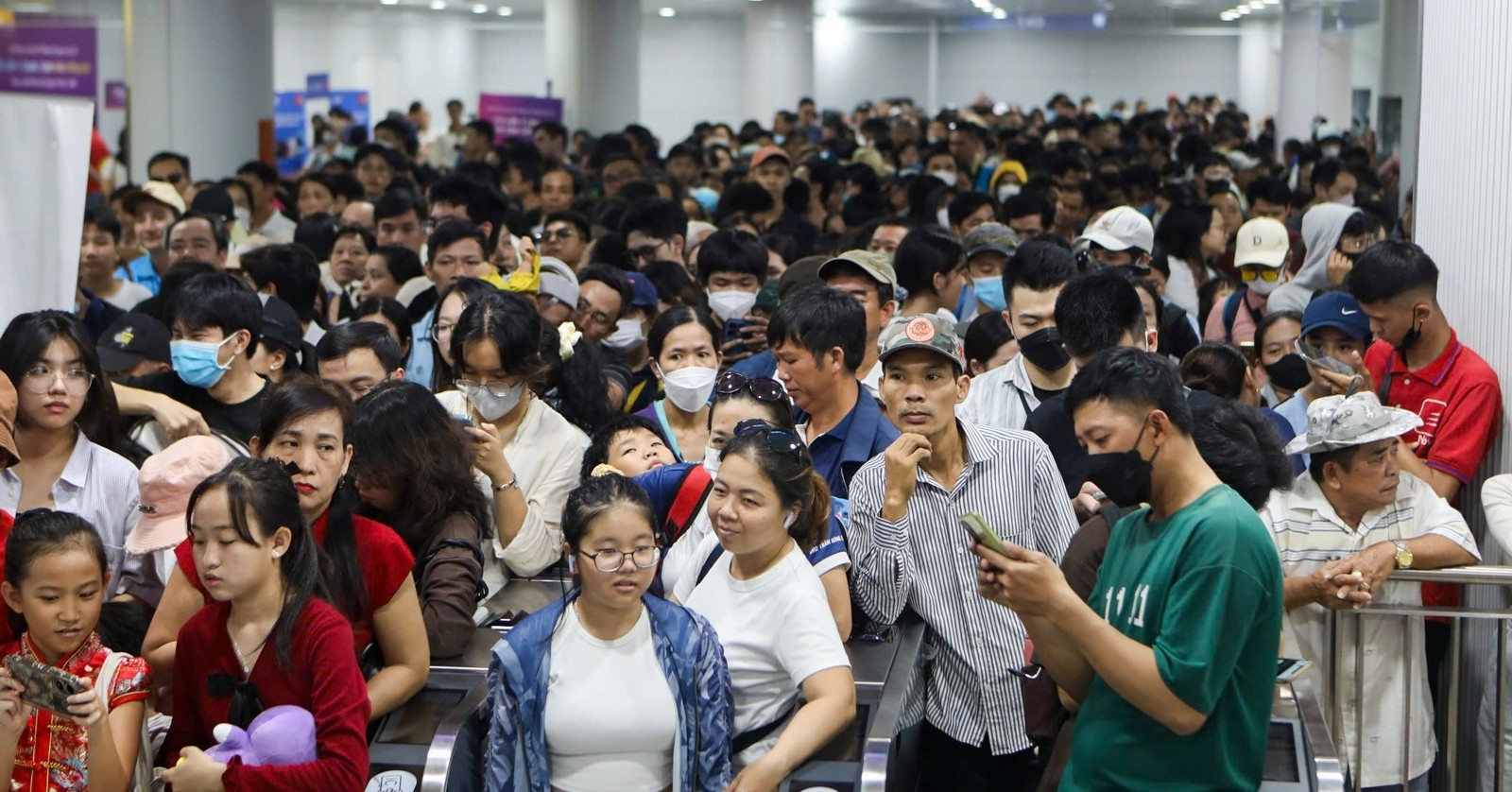 Thousands queue to experience HCM City’s new metro on final weekend of 2024