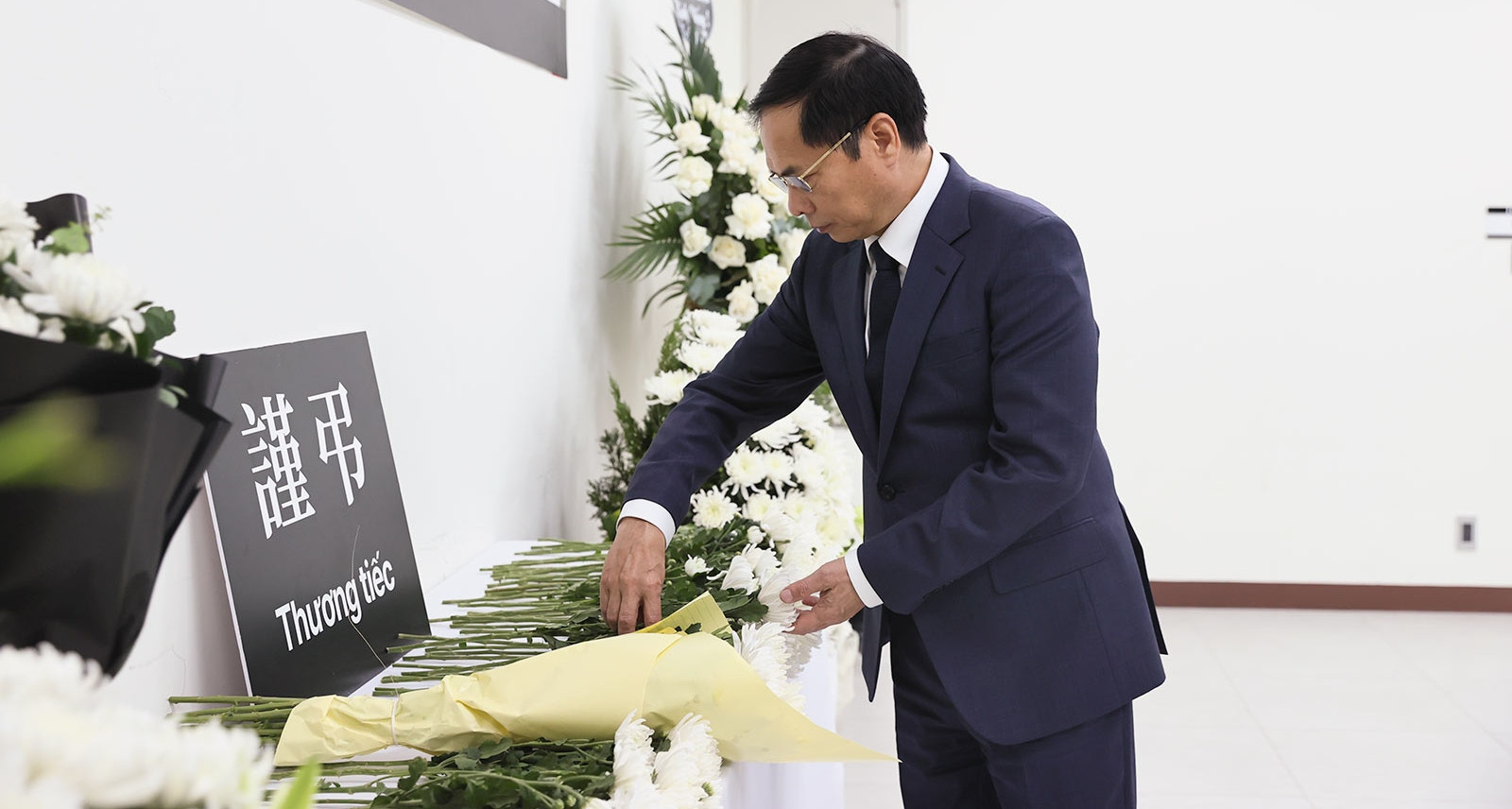 Vietnamese leaders commemorate victims of South Korean plane crash