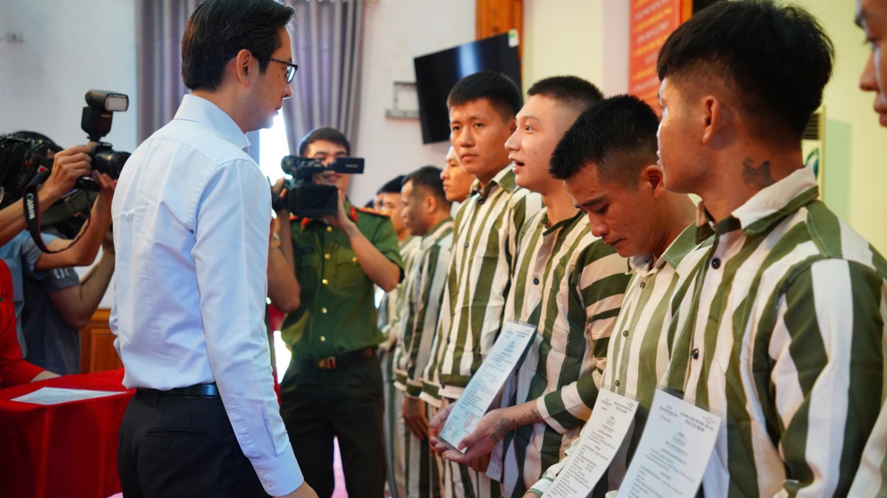 TTrg Đỗ Hùng Việt trao QD.jpg