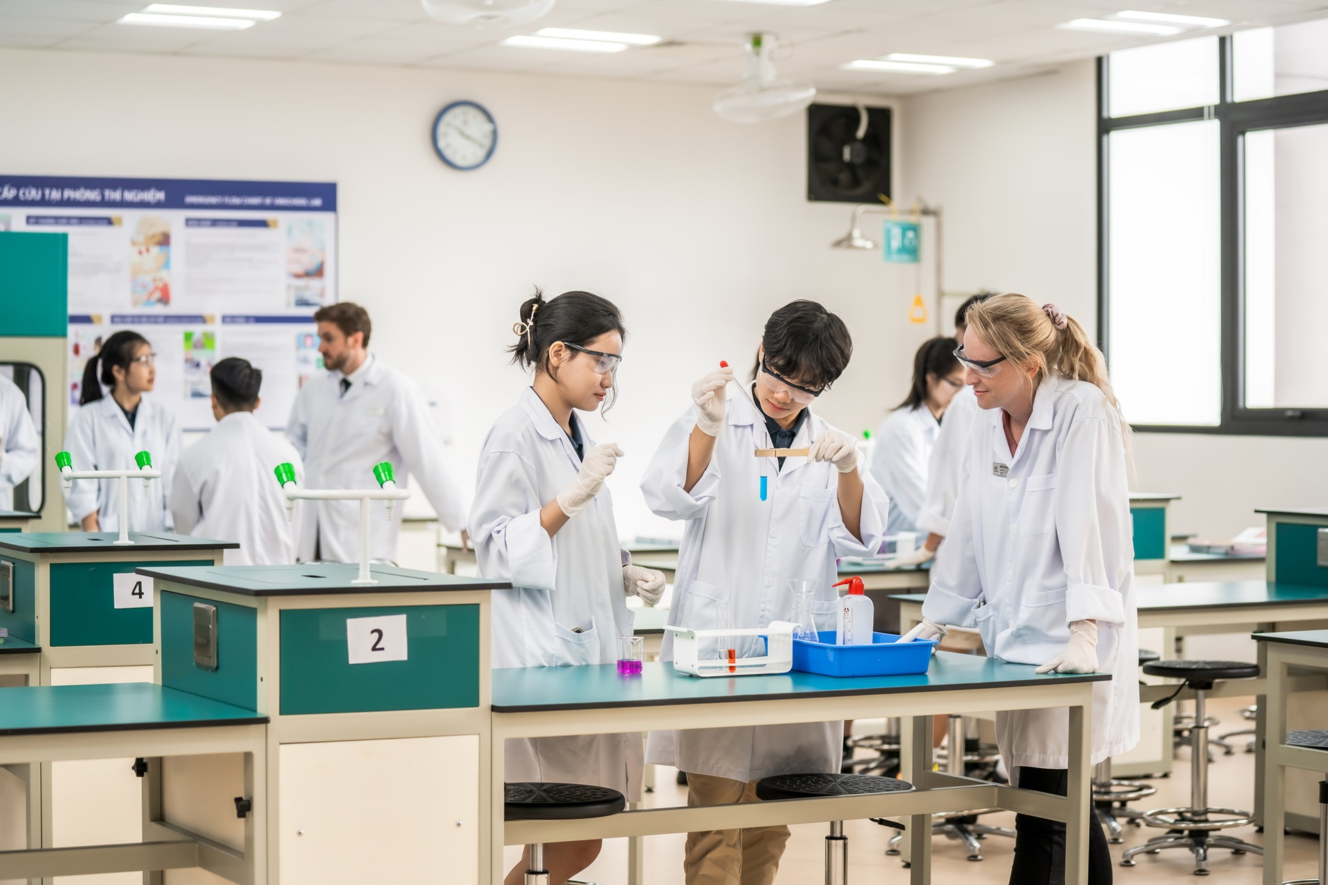 2. All expat teachers at Vinschool are certified educators with international teaching experience, with specialized training in Cambridge curriculum methodologies..jpg