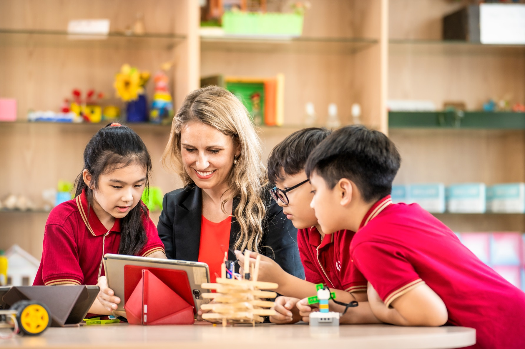 5. Vinschool offers a seamless Cambridge curriculum for students aged 5 to 18, fostering strong academic foundations, nurturing career ambitions, and inspiring a passion for lifelong learning..jpg