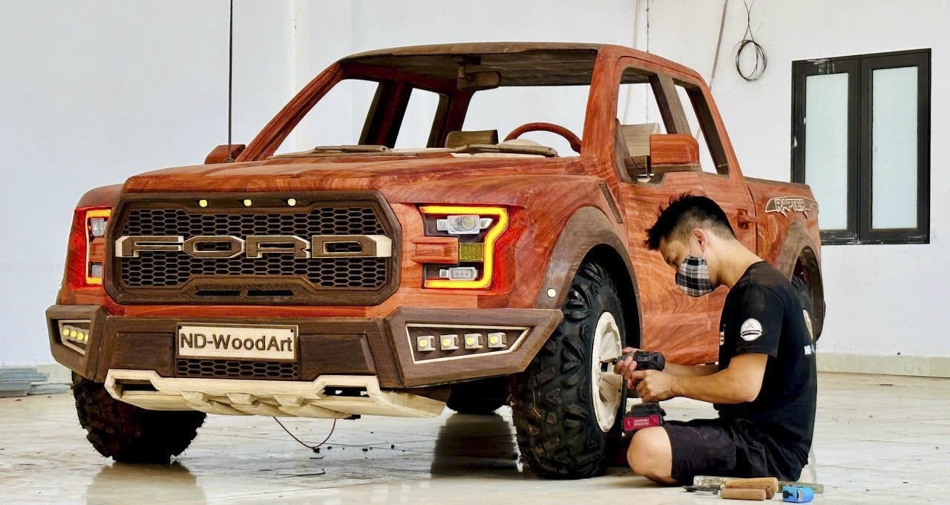 Bac Ninh craftsman sells wooden supercars to U.S. Museum