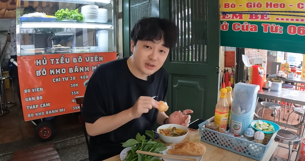 Korean YouTuber falls in love with banh mi bo kho in Ho Chi Minh City