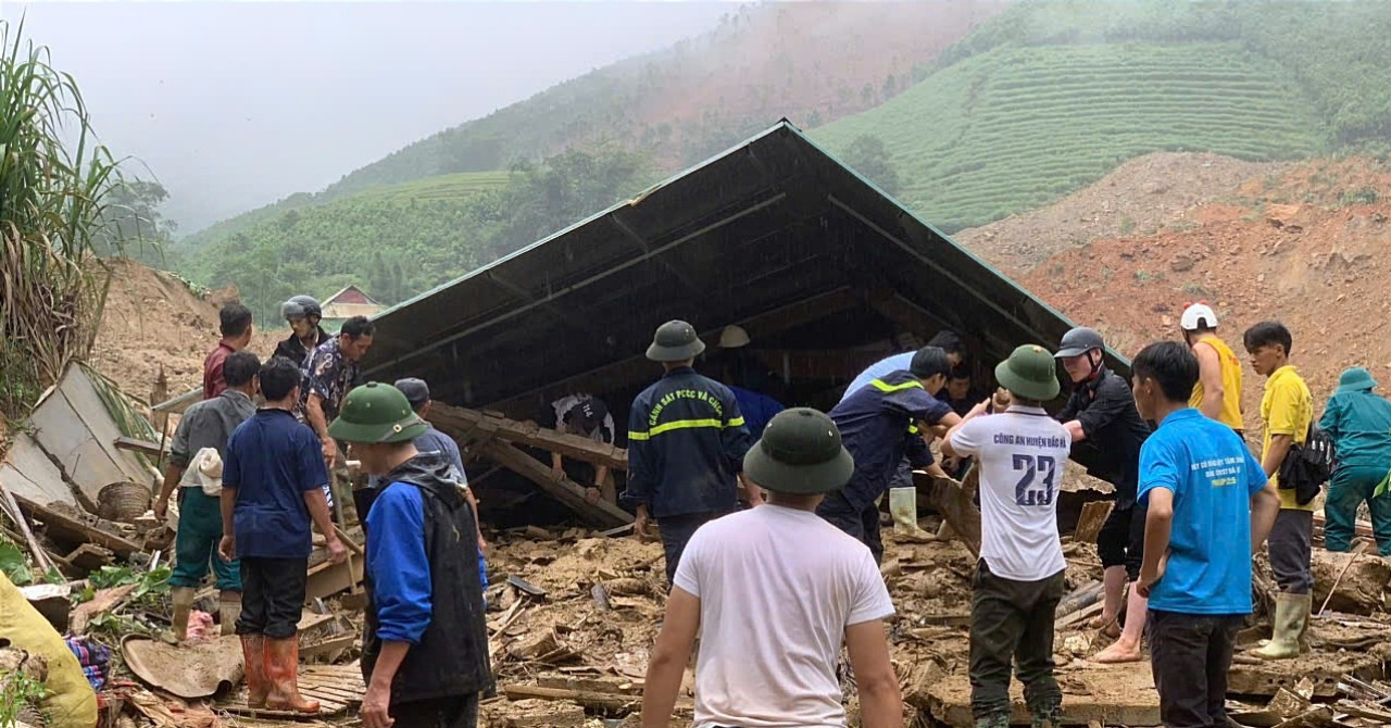 Nearly 300 people search for 11 missing victims in Lao Cai landslide