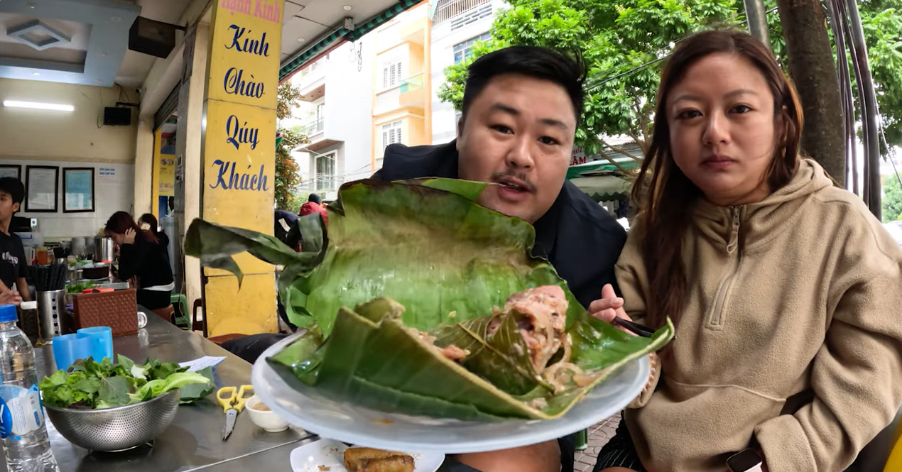 Australian travelers fall in love with Thanh Hoa’s grilled fermented pork