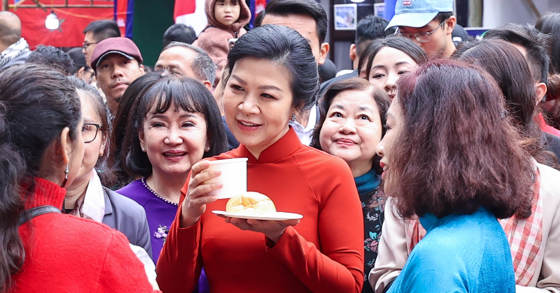 Madam Ngo Phuong Ly and diplomats celebrate global cuisine at Hanoi festival