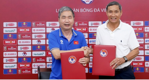 Mai Duc Chung continues role as coach of national women’s football team
