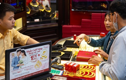 Gov’t requests more efforts to rein in galloping gold market