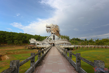 Giant dragon statue in Hue is dismantled