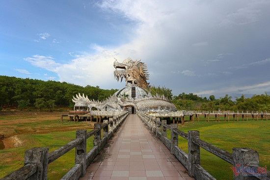 Giant dragon statue in Hue is dismantled