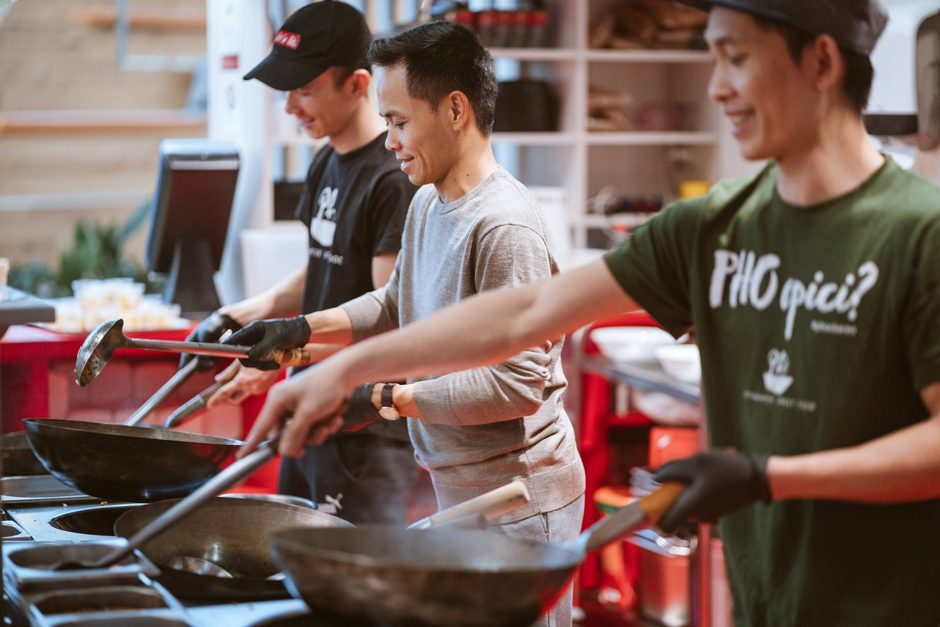 Overseas Vietnamese woman honored for her pho business in Slovakia