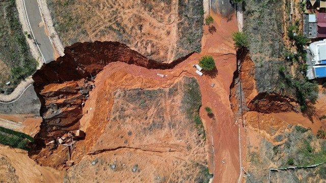 Rains cause red sand ‘flood’ in Binh Thuan, vehicles buried