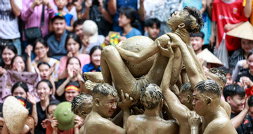 Wrestling competition on the muddy field in Bac Giang 