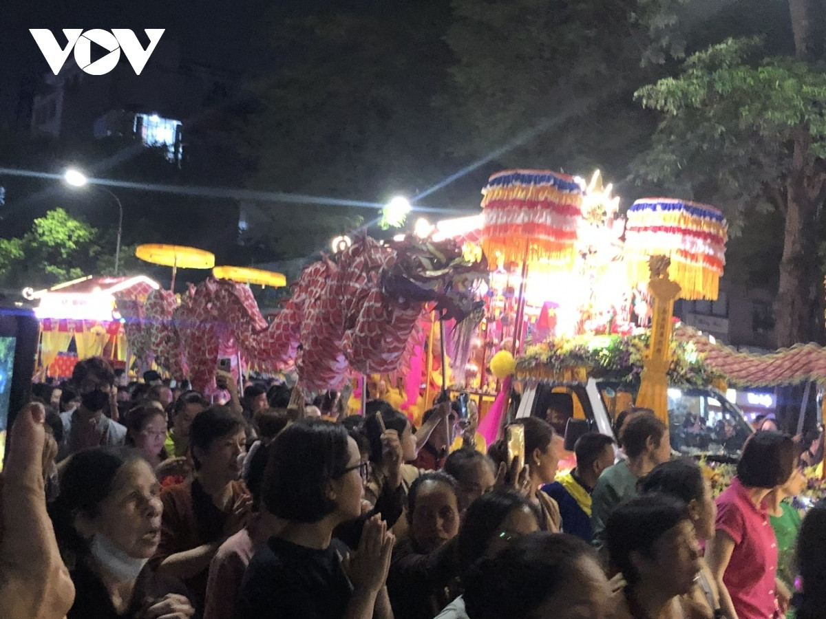 buddhists solemnly celebrate lord buddha s 2568th birthday in hanoi picture 5