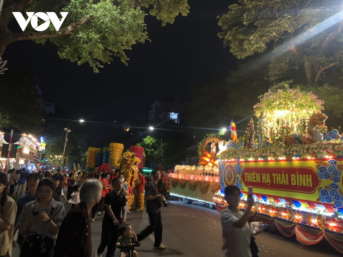 buddhists solemnly celebrate lord buddha s 2568th birthday in hanoi picture 6