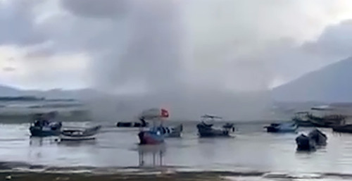 Water spout hundreds of metres high sinks boats in Khanh Hoa