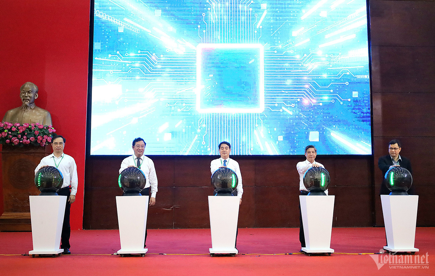 chuyendoi TranTuyen.jpg