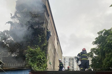 Five people rescued from house fire in Hanoi