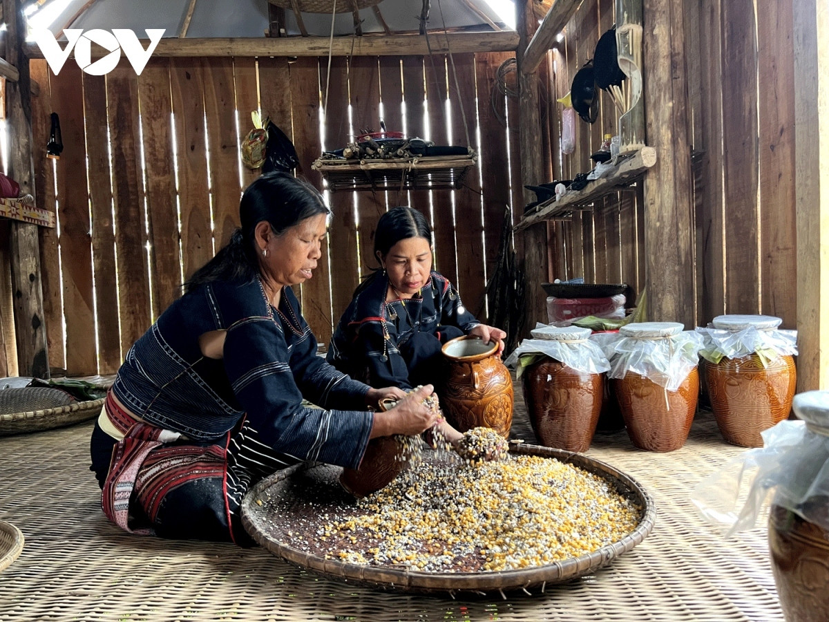 special wine of bahnar ethnic people in gia lai picture 8