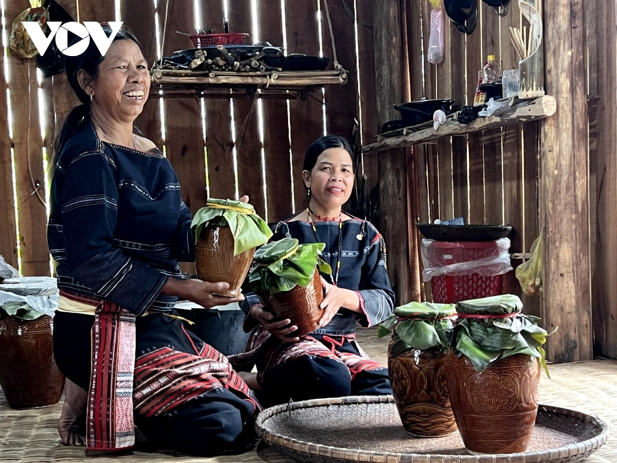 special wine of bahnar ethnic people in gia lai picture 10