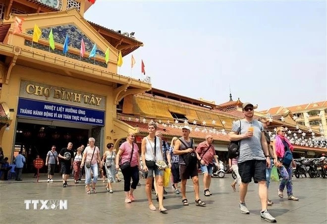 tourists hcmc.jpg