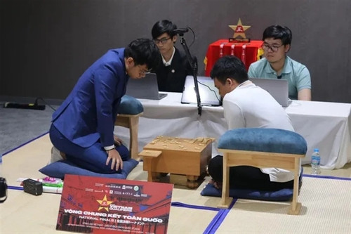 An to wave Vietnam flag at international shogi tournament