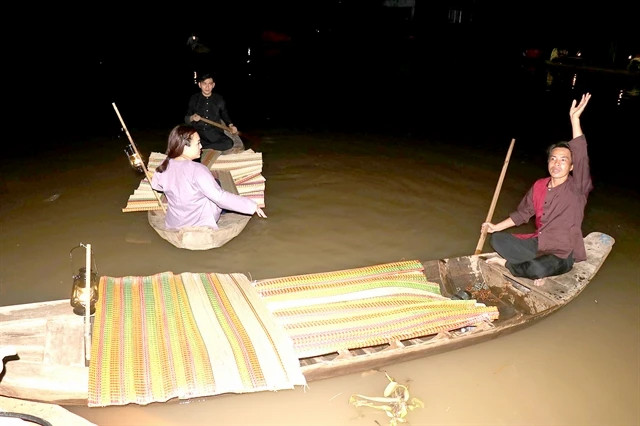 Dong Thap revives mat night market to attract tourists