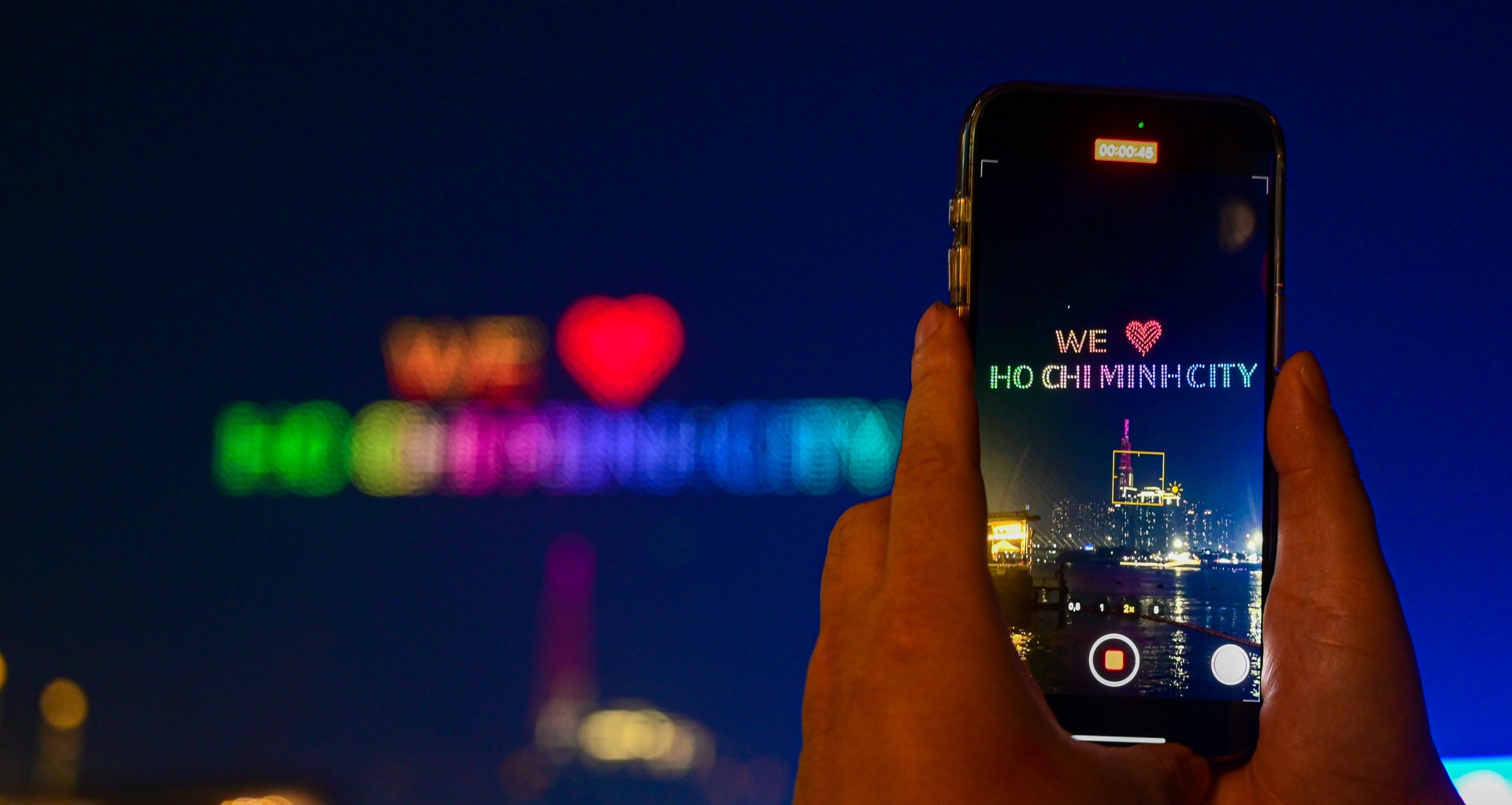 Over 1,000 drones illuminate HCM City's Sky, drawing thousands of spectators